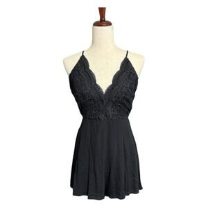 NWT Lulu's Black Lace Chemise Romper with Open Back Size Large I0161